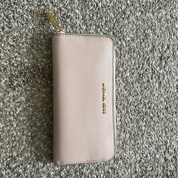 Michael Kors baby Pink Wallet - Picture 1 of 5